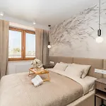 Lägenhet Prestige - 61m2, Parking, Balcony, Workspace, Ac - By Rentujemy *