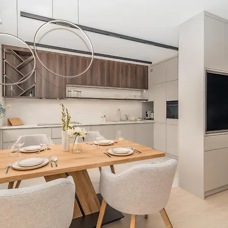 Prestige - 61m2, Parking, Balcony, Workspace, Ac - By Rentujemy Apartament