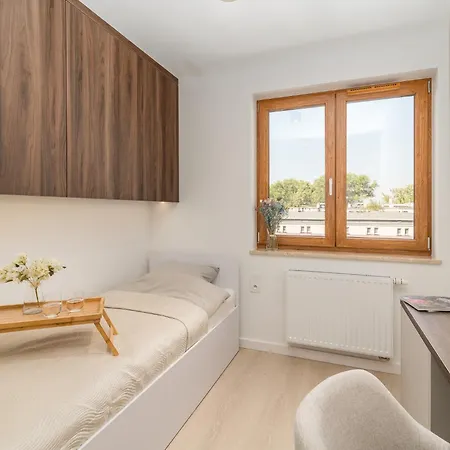 Prestige - 61m2, Parking, Balcony, Workspace, Ac - By Rentujemy Apartamento Cracovia