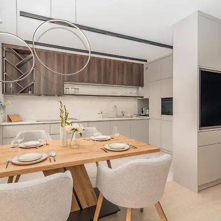 Prestige - 61m2, Parking, Balcony, Workspace, Ac - By Rentujemy Lejlighed